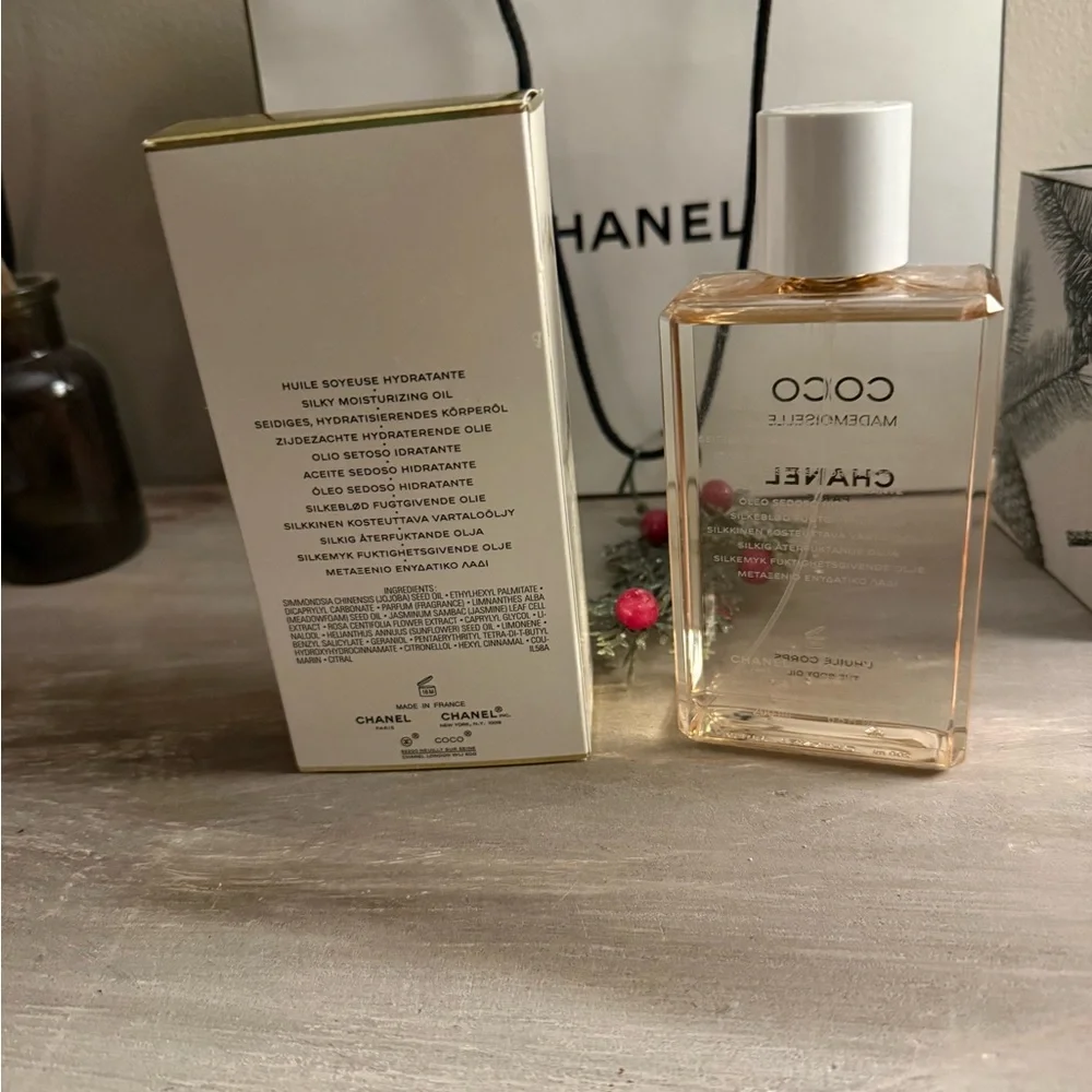 CHANEL Coco Mademoiselle Body Oil with White and Gold Accents - Picture 2 of 3